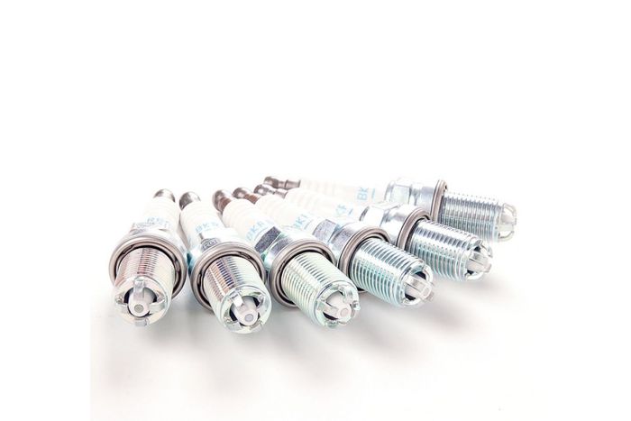 Spark plug replacement for all 6 cylinder F20 and F21 petrol engines